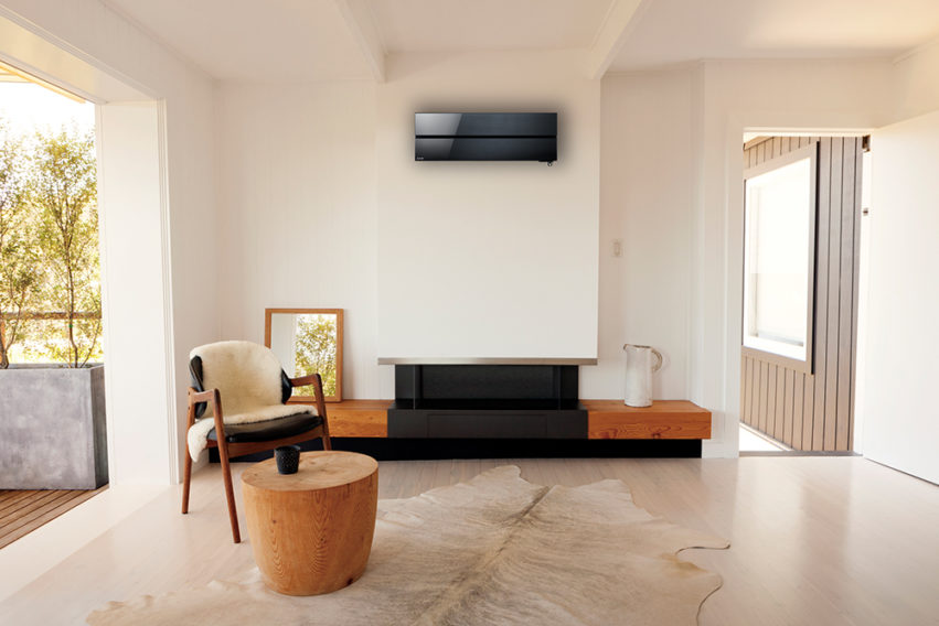 Safirsort Kaiteki i stue. Foto.