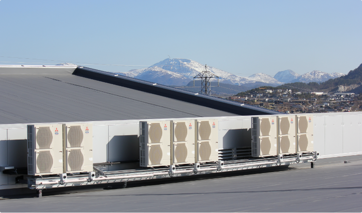 Utedeler på bygning. Foto.