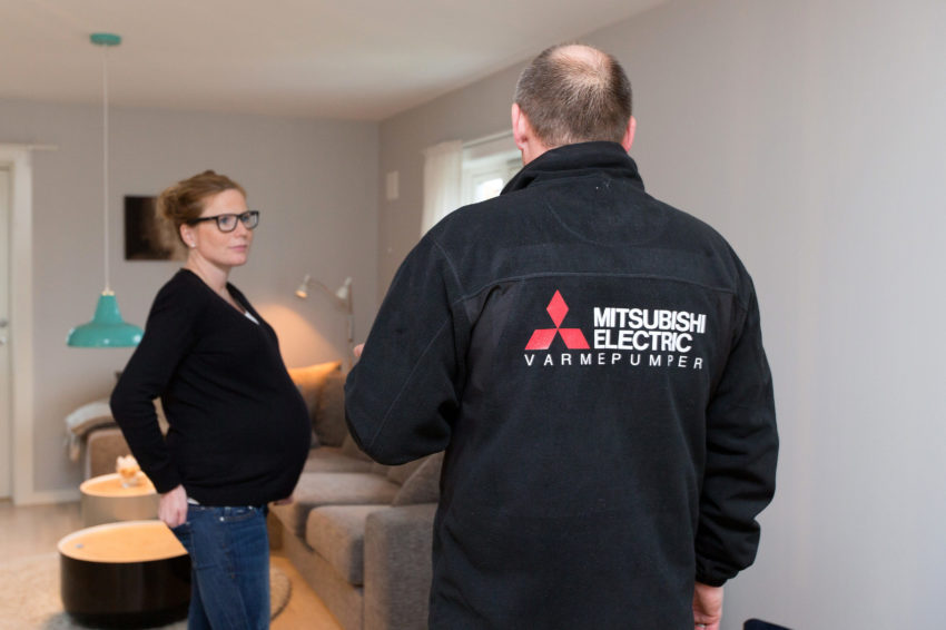 Montør på befaring hos kunde. Foto.