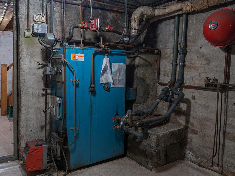 gammel oljefyr. Foto.