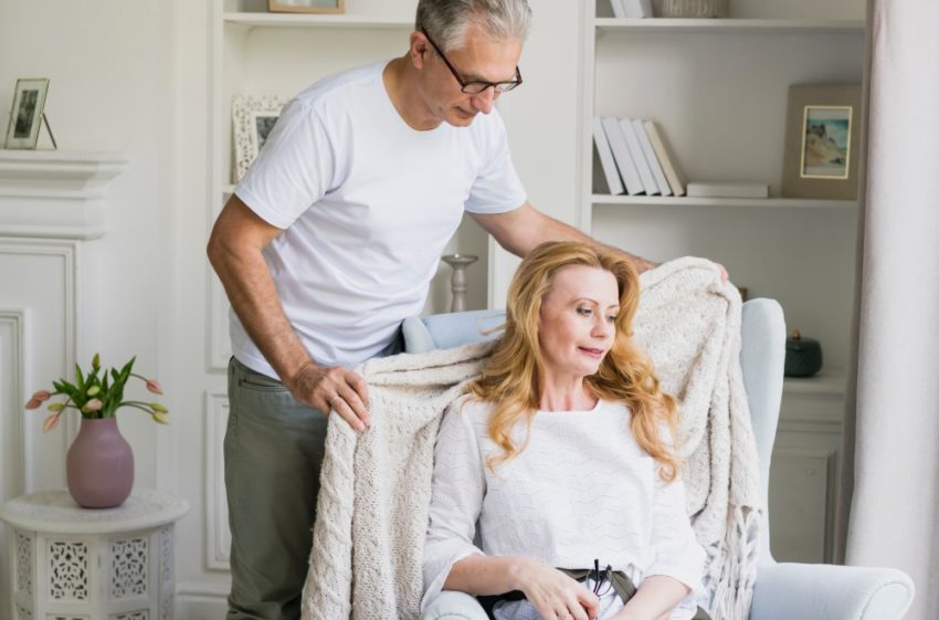 Dame og mann i stue. Foto.