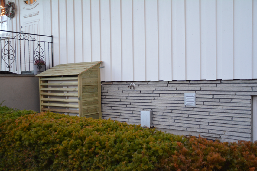 Utedel med varmepumpehus. Foto.