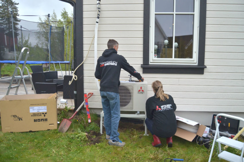 Montører monterer utedel. Foto.