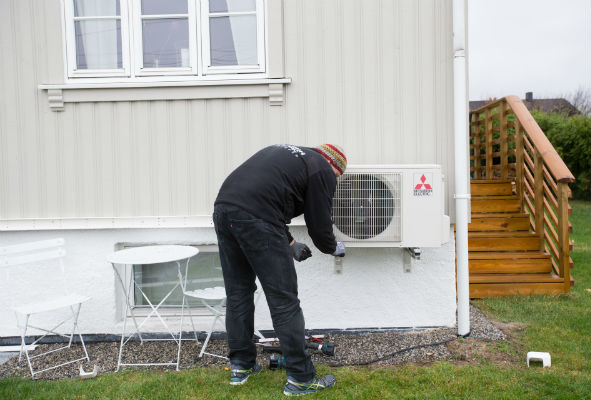 Montør monterer utedel. Foto.