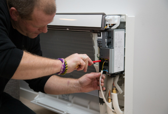 Montør monterer Furo innedel. Foto.