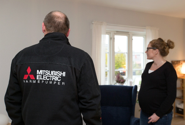 Montør på befaring hos kunde. Foto.