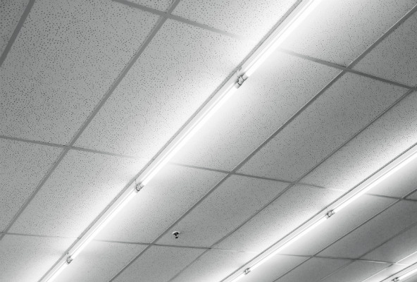 Lysrør i tak. Foto.