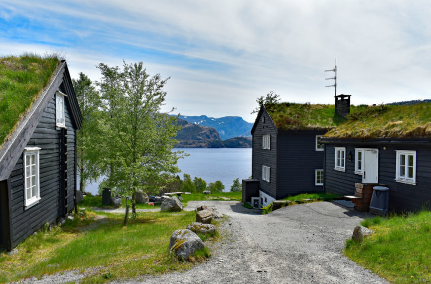 Hytte i norsk landskap. Foto.