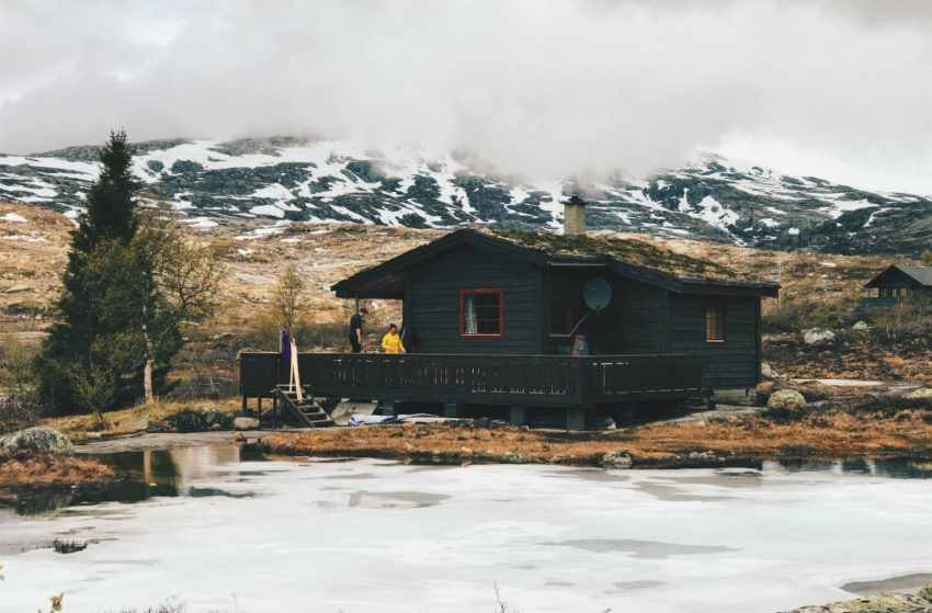 Hytte i norsk landskap. Foto.