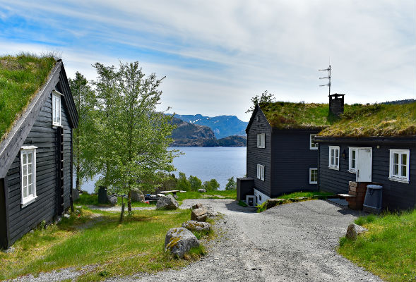 Hytte i norsk landskap. Foto.