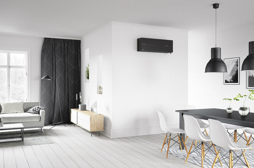 Safirsort Kaiteki i spisestue. Foto.