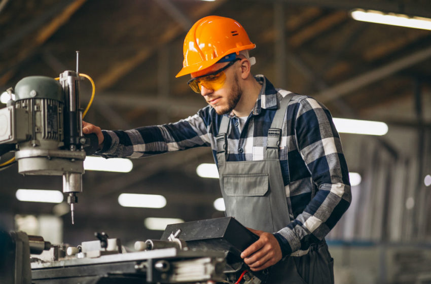 Industriarbeider som arbeider. Foto.