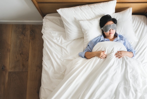 kvinne som sover. Foto.