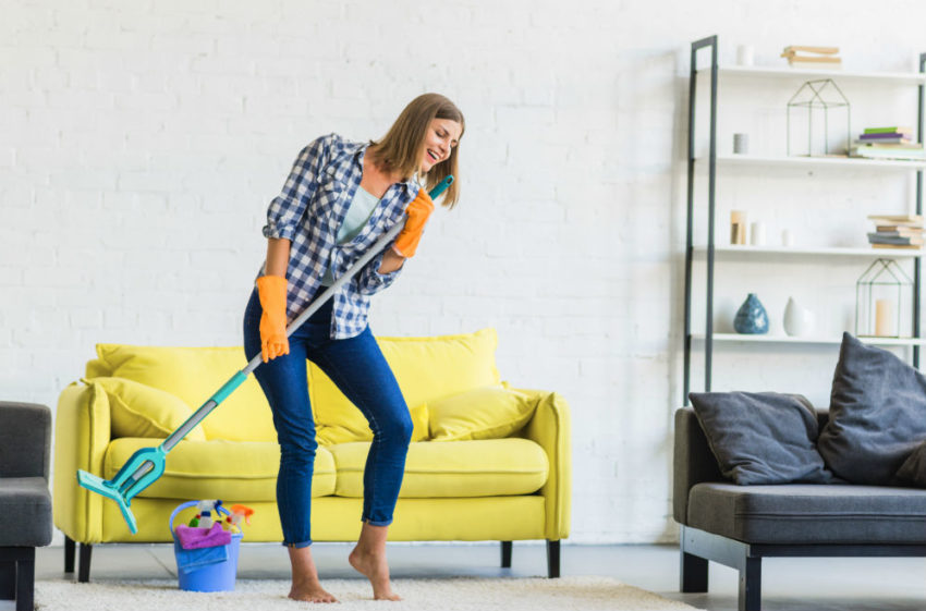 Dame vasker gulv. Foto.