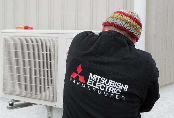 Montør monterer utedel. Foto.