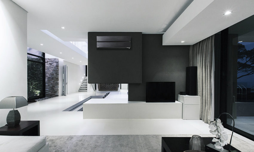 Safirstort Kaiteki i moderne stue. Foto.