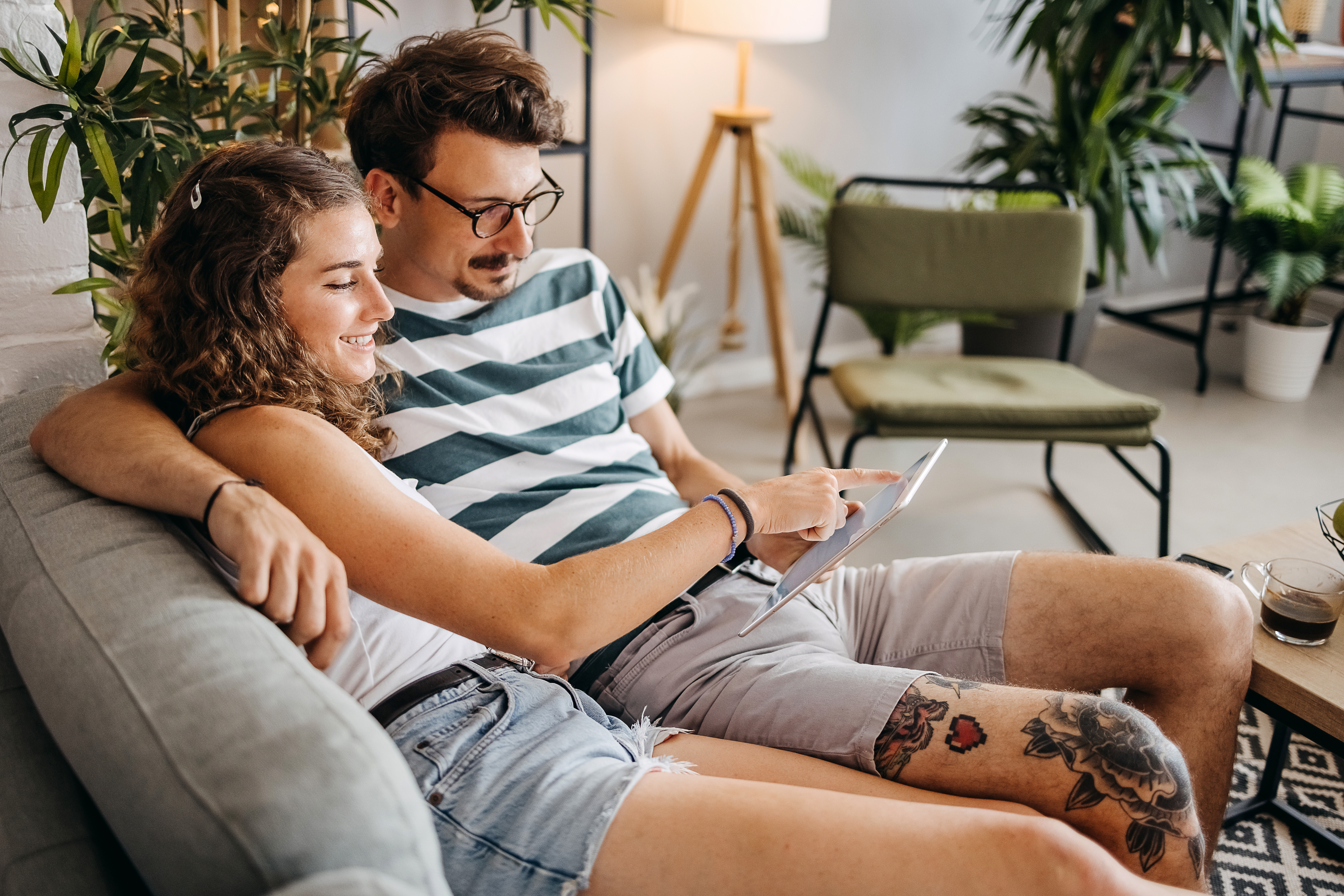 kvinne med bok. Foto.