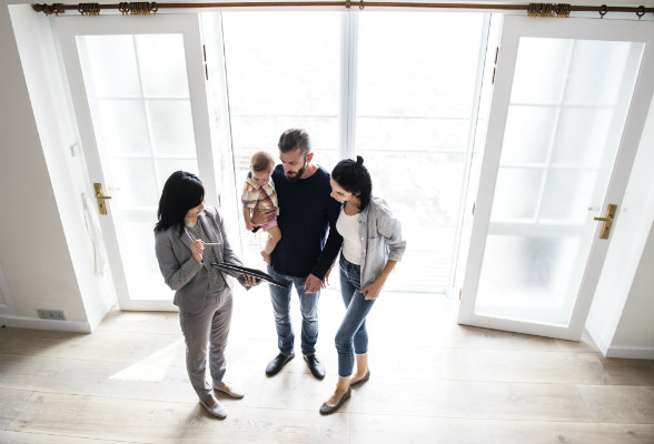 Familie på visning. Foto.