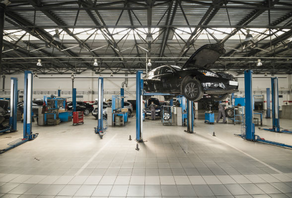 Verksted med bil. Foto.