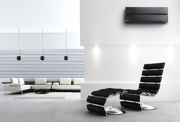 Safirstort Kaiteki i moderne stue. Foto.