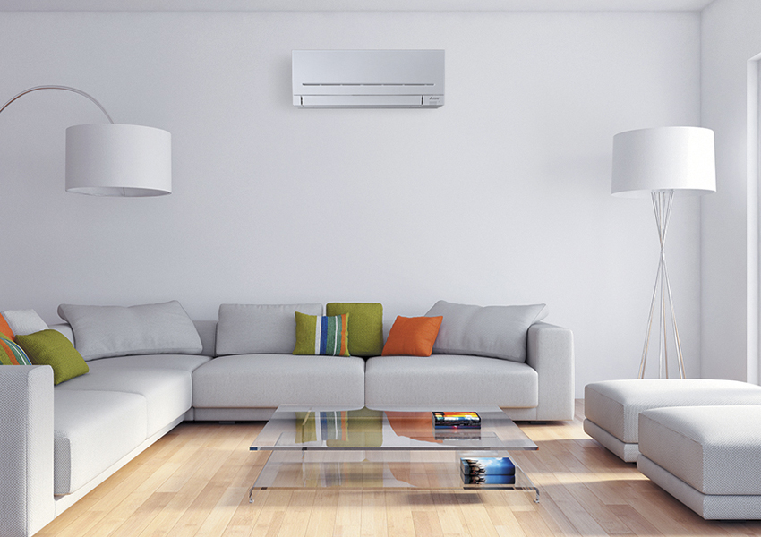 Azira over sofa i stue. Foto.