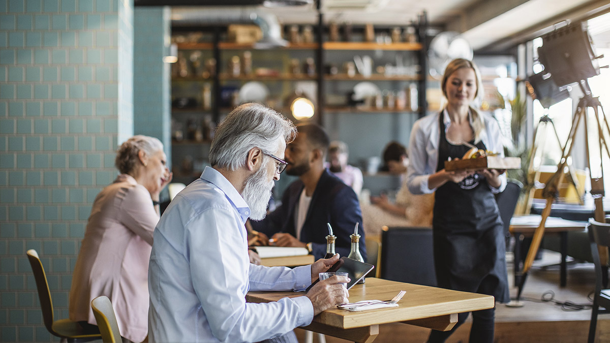 Forretningsmann på cafe. Foto.