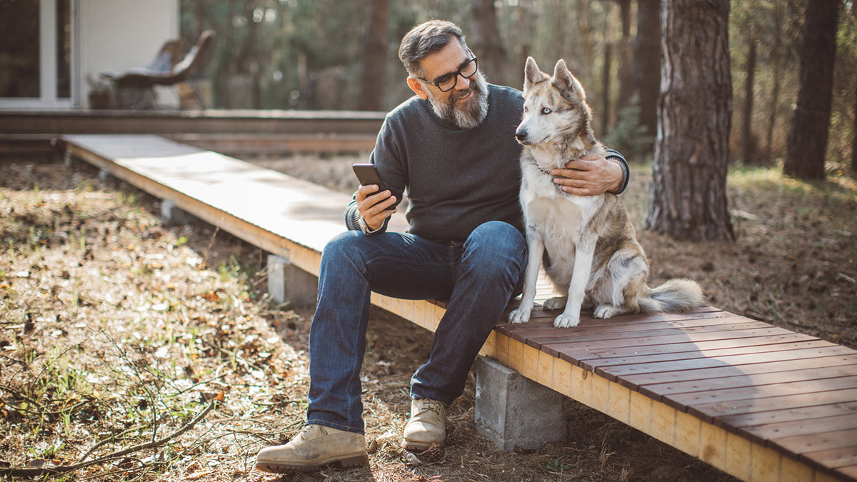 Blid mann med hund. Foto.