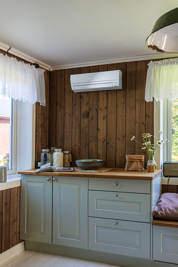 Varmepumpe på hyttekjøkken. Foto.