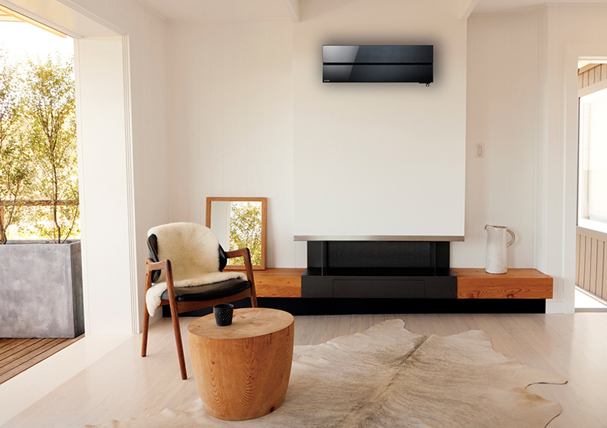 Safirsort Kaiteki i stue. Foto.