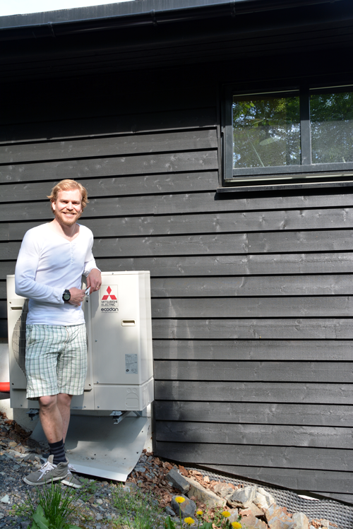 Utedel Med Huseier. Foto.