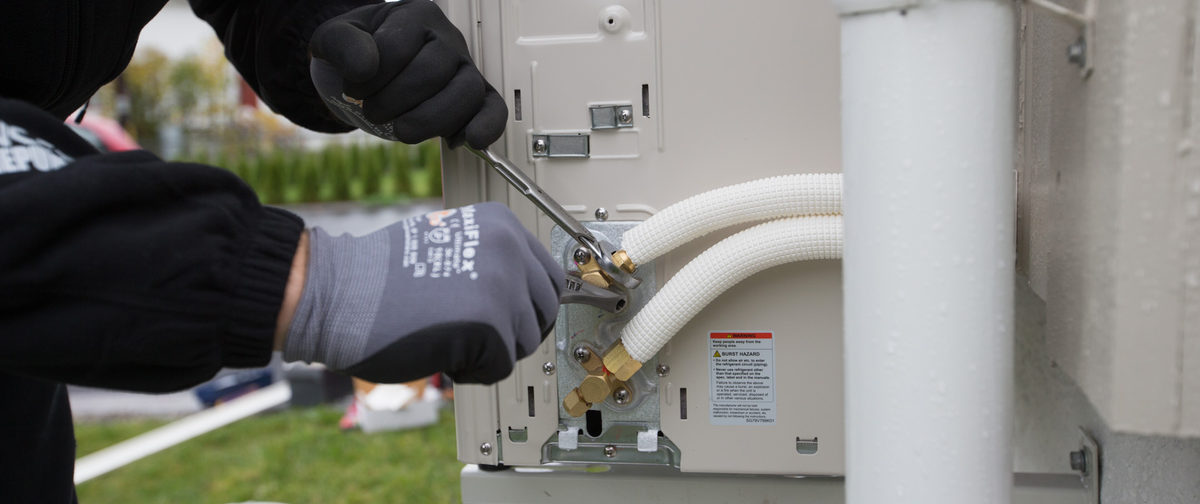 Montør og kjølemedierør på utedel. Foto.