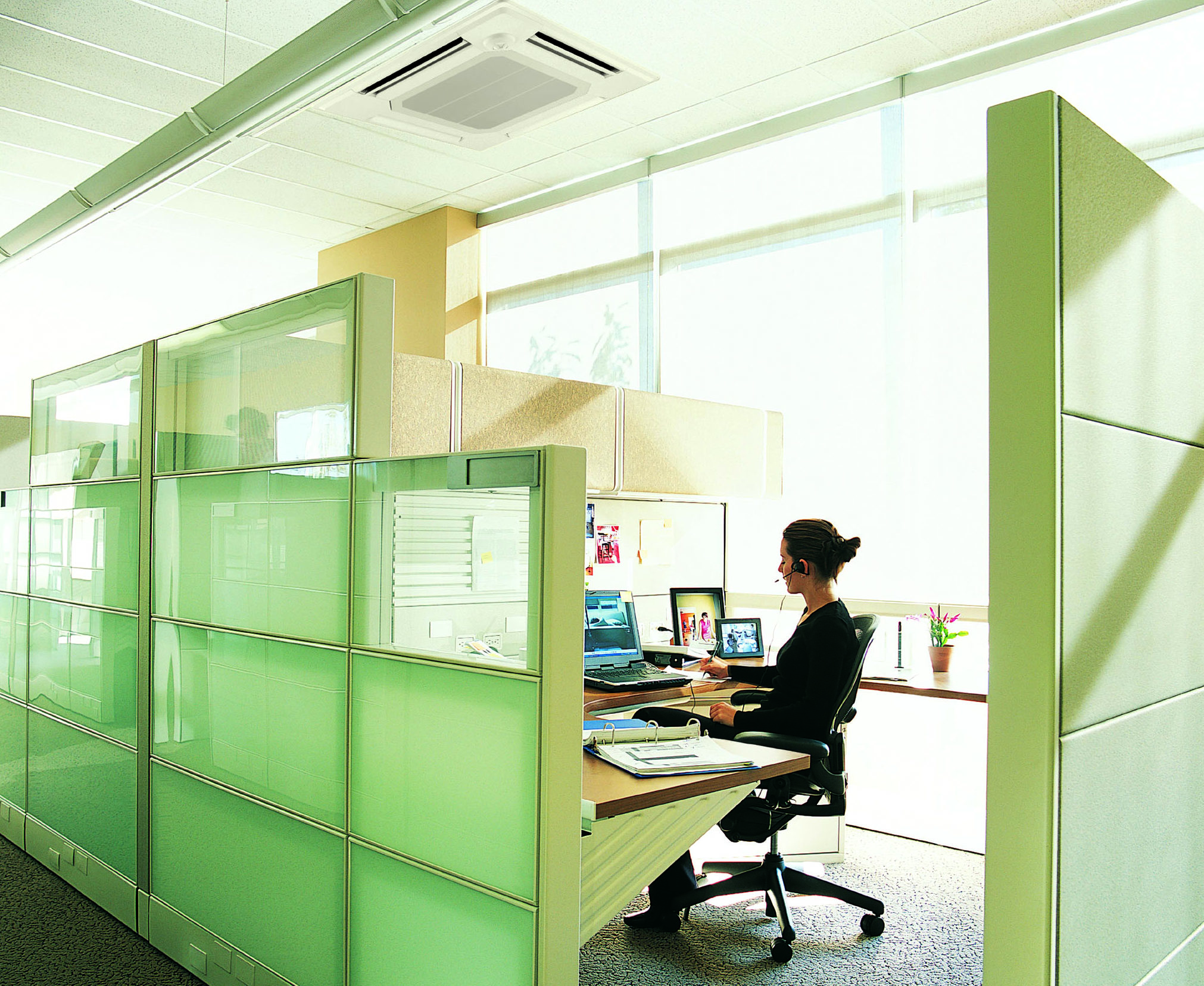 Person på kontor ,med PLA i taket. Foto.