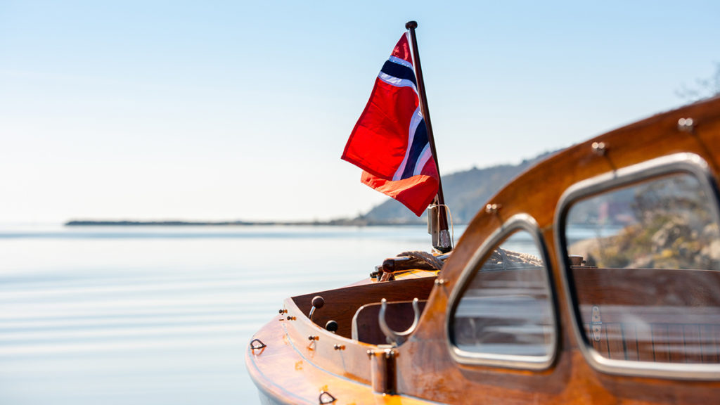 Tresjekte med Norsk flagg. Foto.