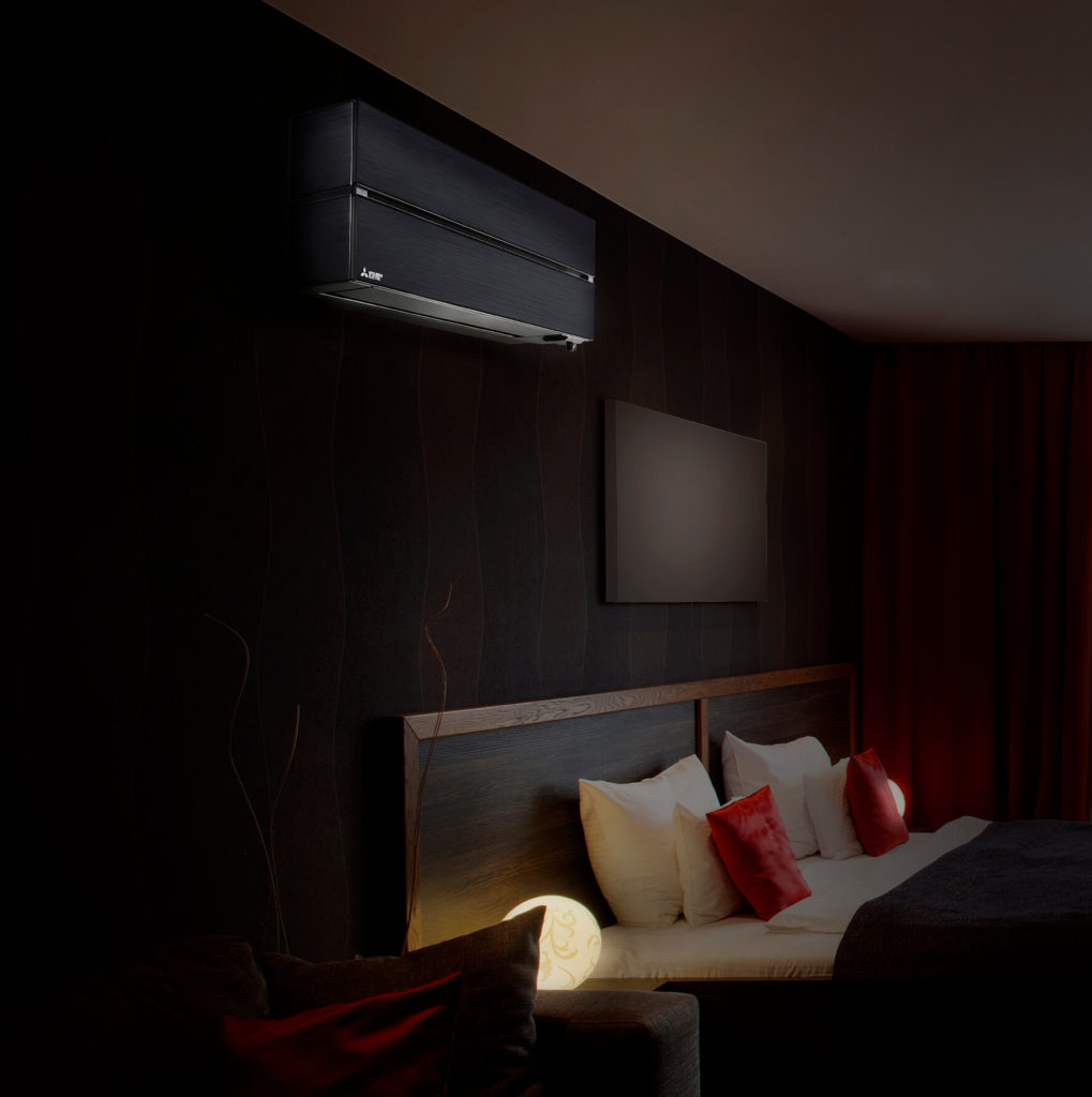 Svart Kaiteki på vegg over seng. Foto.