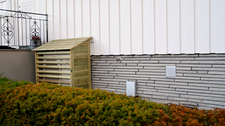 Varmepumpehus på husvegg. Foto.