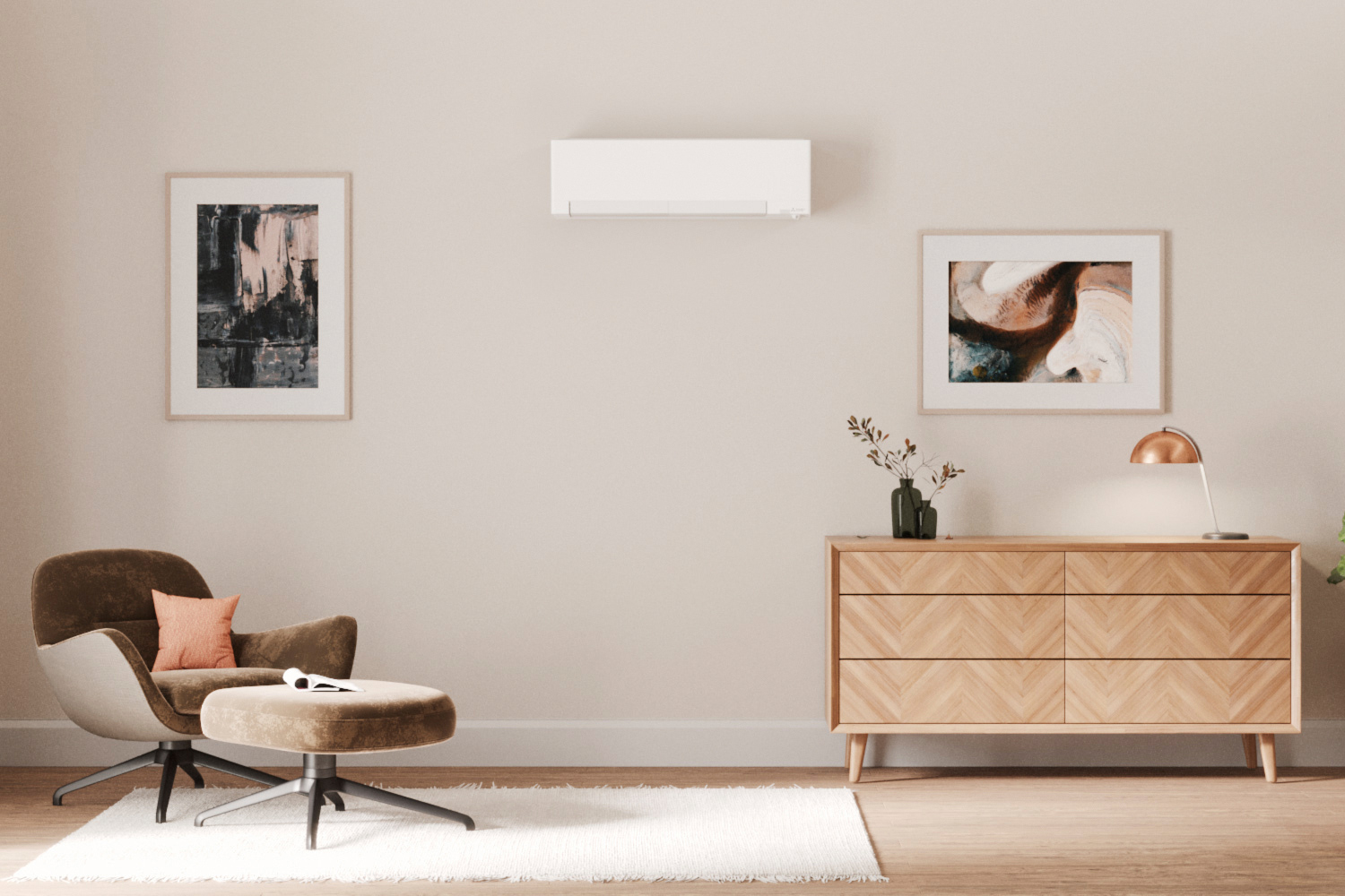 Stue med varmepumpe på veggen. Foto.