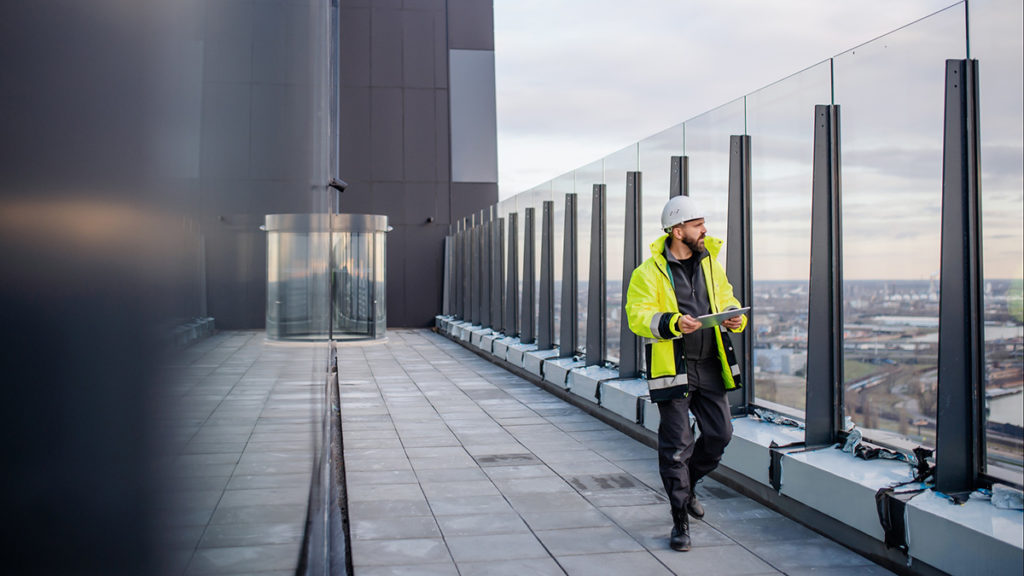 Bygningsarbeider som går på terrasse på et bygg. Foto.