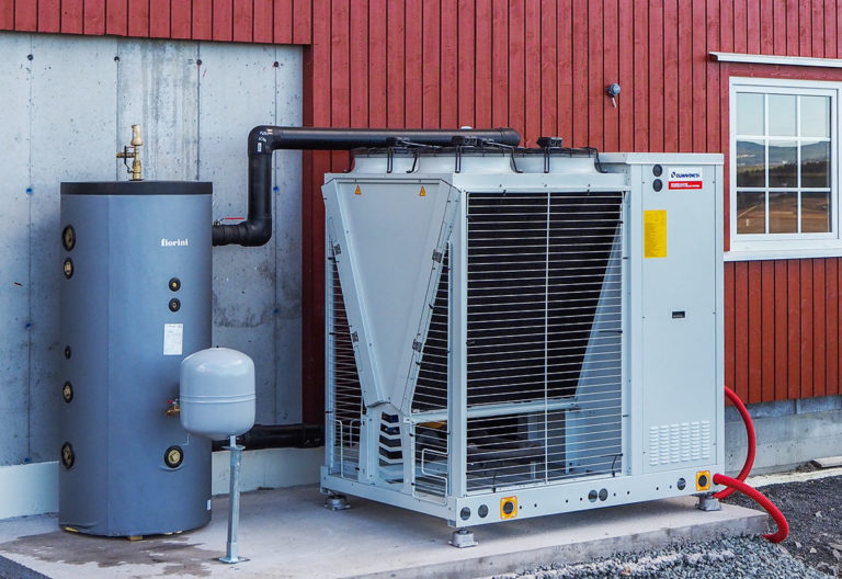 Utedeler på bygning. Foto.