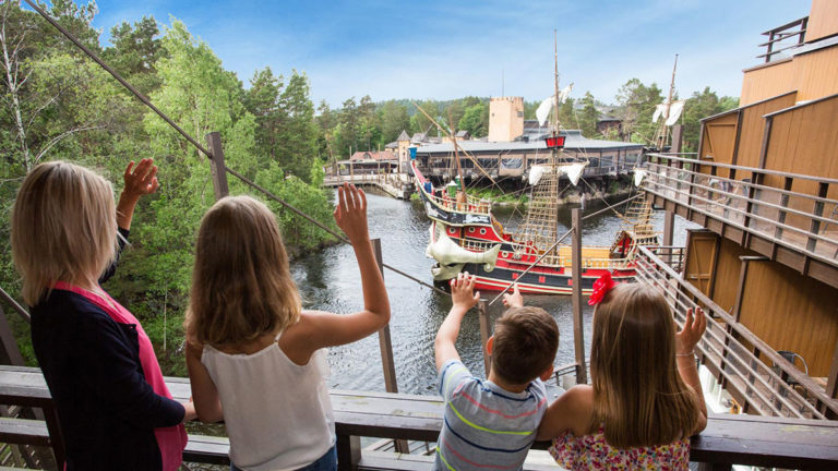 Barn i Kristiansand dyrepark. Foto.